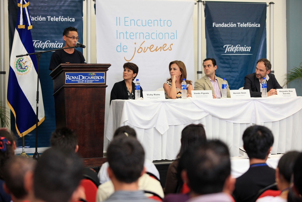 El acto de inauguración del Encuentro contó con la presencia, de izquierda a derecha, de Vicky Riaño, Directora de Fundación Telefónica para Centroamérica; Vanda Pignato, primera Dama de El Salvador y Secretaria de Inclusión Social; Hernán Ozón, Director de Telefónica El Salvador y Alejandro Díaz Garreta, Director del programa Jóvenes de Fundación Telefónica.