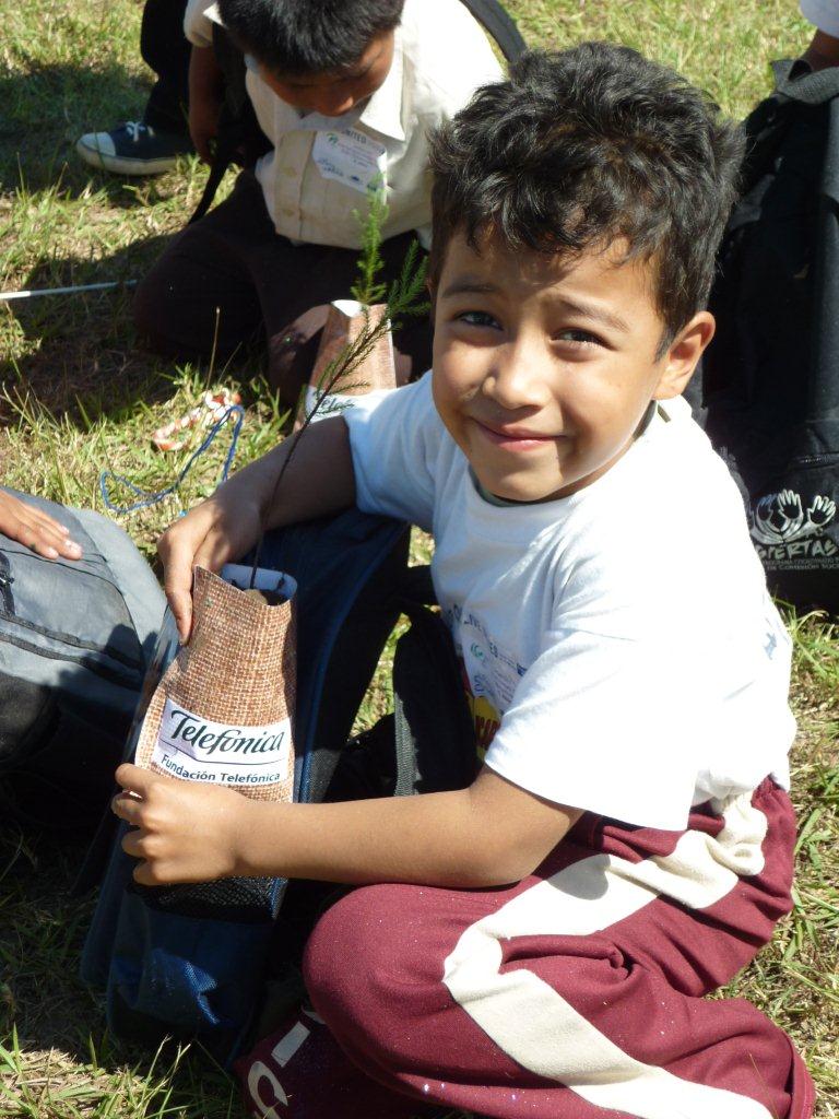 Los niños y niñas recibían un obsequio al visitar el stand de Fundación Telefónica.