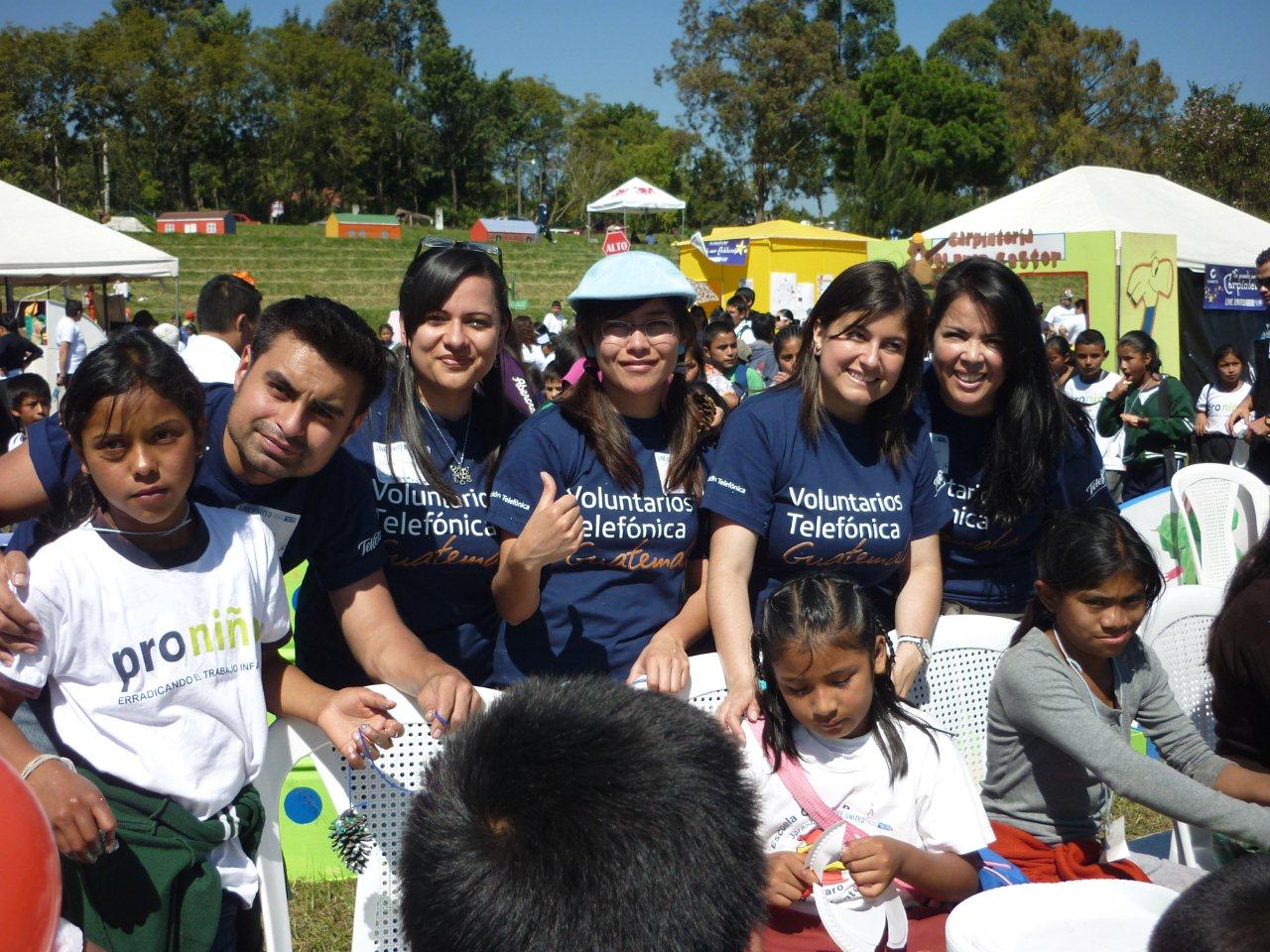 Los Voluntarios y los niños y niñas beneficiarios de Proniño compartieron sonrisas y momentos de alegría.