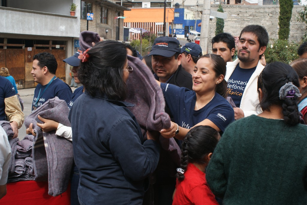 Los Voluntarios Telefónica beneficiaron a dos grupos vulnerables llevando a cabo las campañas Abrígame y Regalando Sonrisas.
