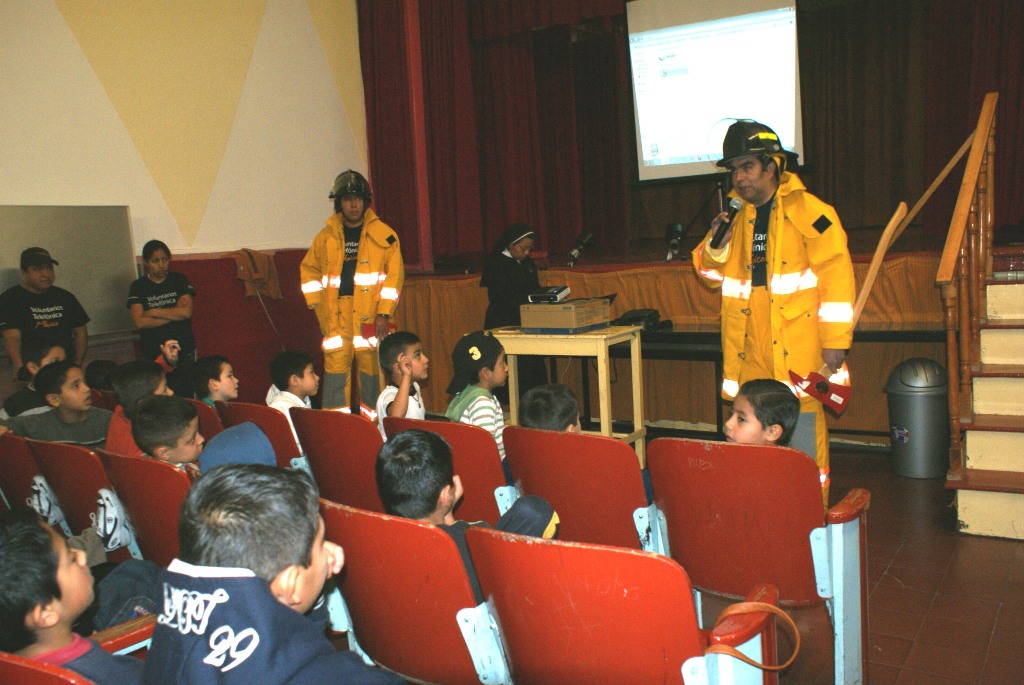 Fundación Telefónica donó señalización y equipo de seguridad y los Voluntarios participaron en la capacitación colocando la señalización y el equipo.