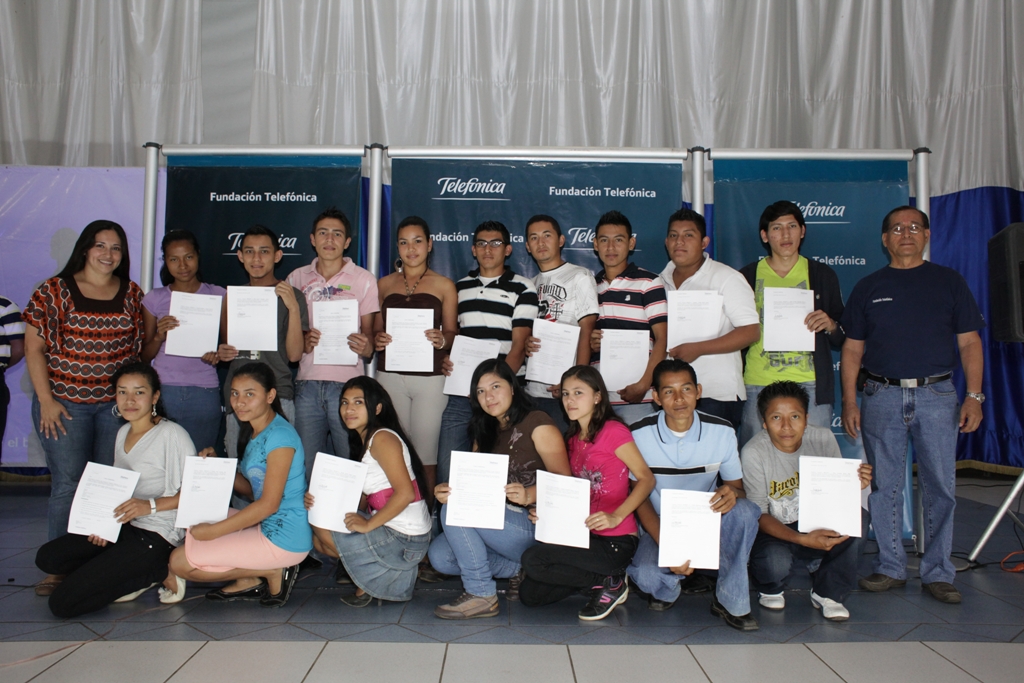 Fundación Telefónica entregó más de 70 becas para jóvenes en El Salvador