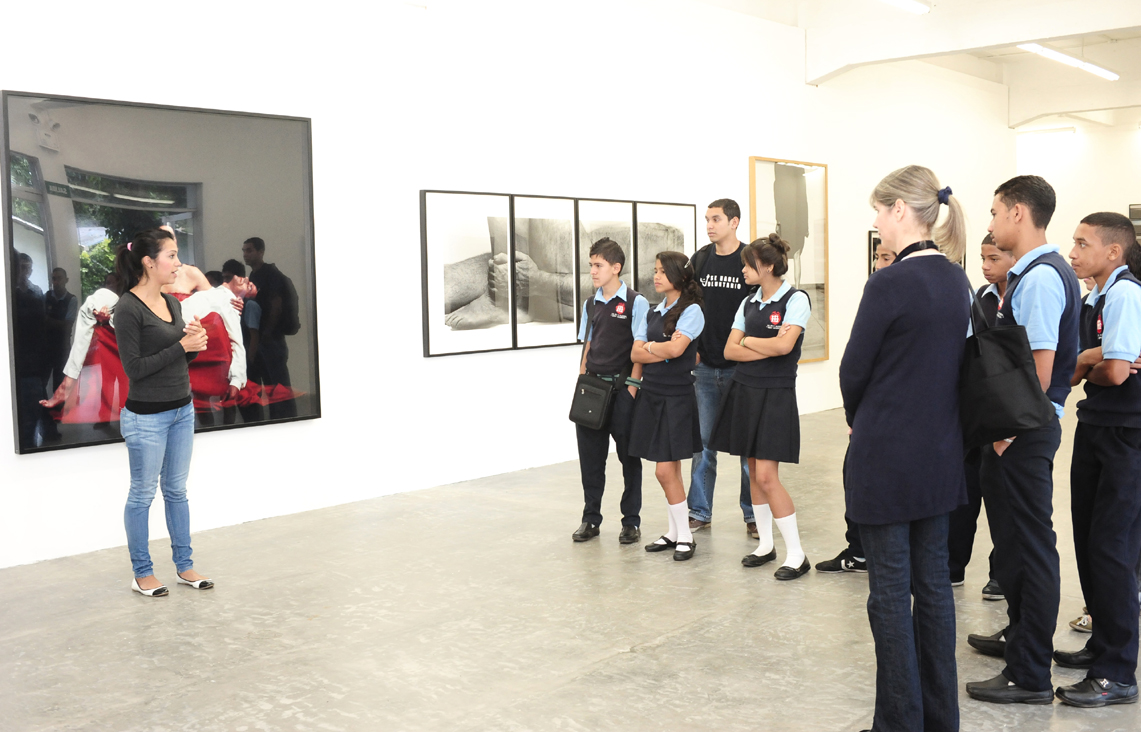 Casi 60 alumnos provenientes de tres escuelas beneficiadas por Proniño visitaron el centro de arte Los Galpones (Caracas) para conocer la Colección de Fotografía Contemporánea de Telefónica.