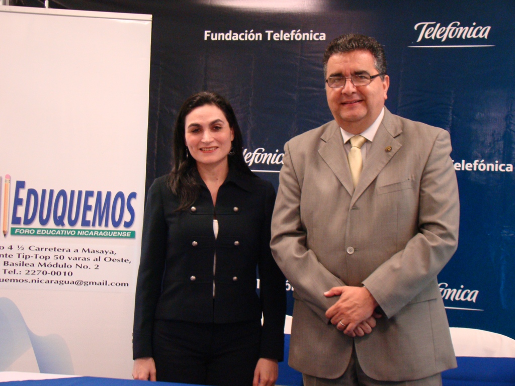Catalina Chávez, Experta de Responsabilidad Corporativa de Telefónica en Nicaragua junto a Ernesto Medina, Presidente de Eduquemos.