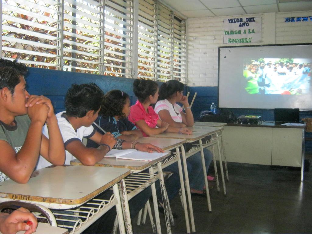 Fundación Telefónica organiza ocho talleres que se están llevando a cabo en tres comunidades de Sonsonate para fomentar valores en 20 integrantes del programa Jóvenes