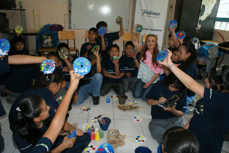 La cantante española convivió con los estudiantes y conoció detalles de Proniño en México.