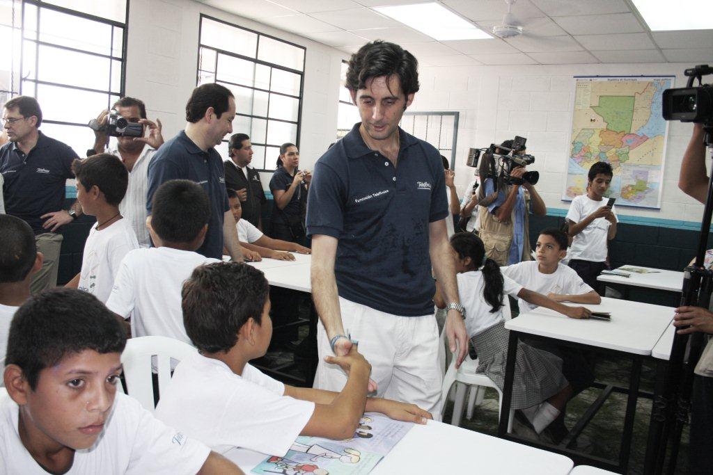 José María Álvarez-Pallete, fue muy cercano con todos los niños de la escuela El Jardín.