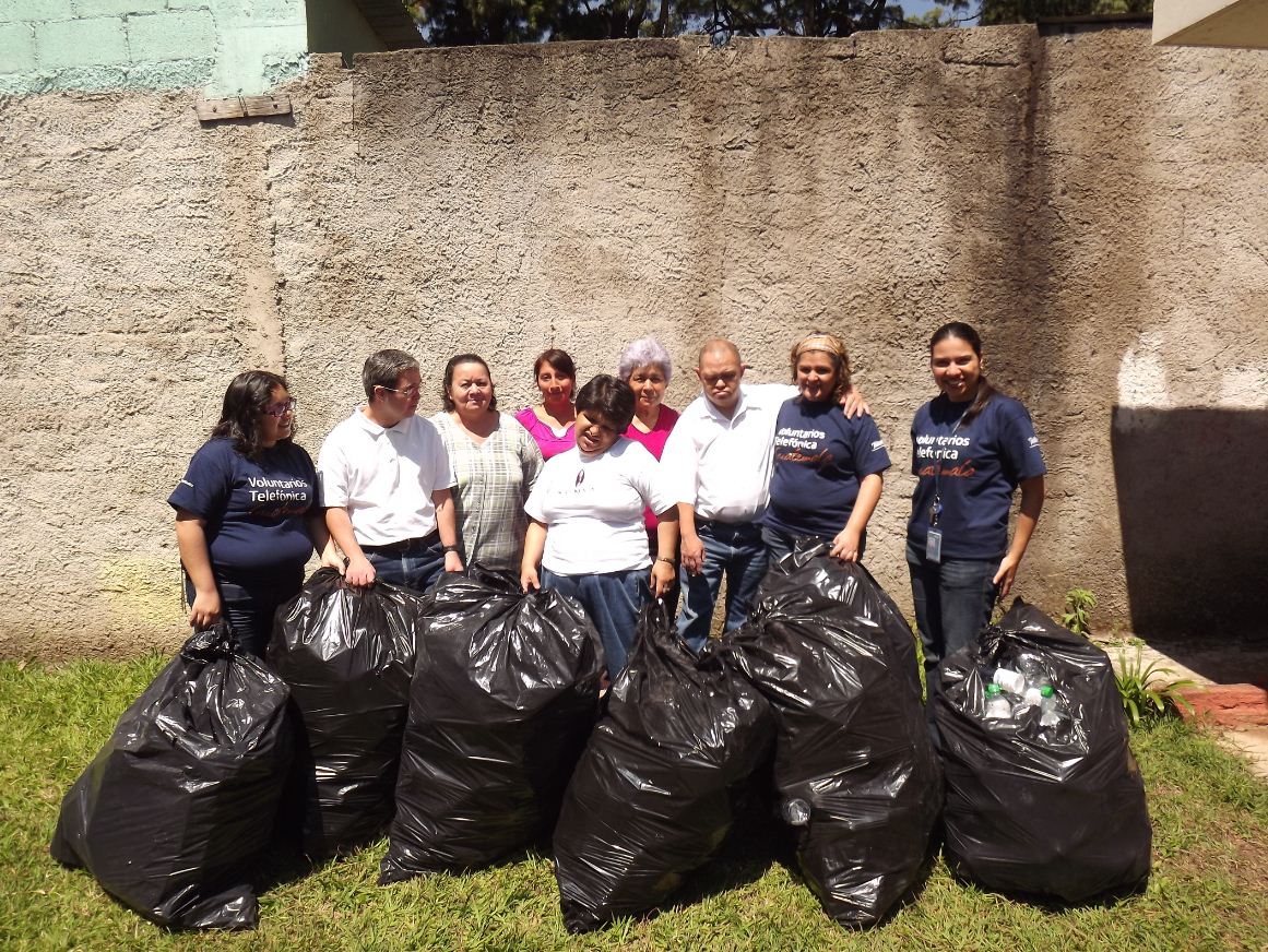 Alrededor de 8 bolsas con un sin fin de botellas plásticas dentro, fueron donadas al centro psicopedagógico.