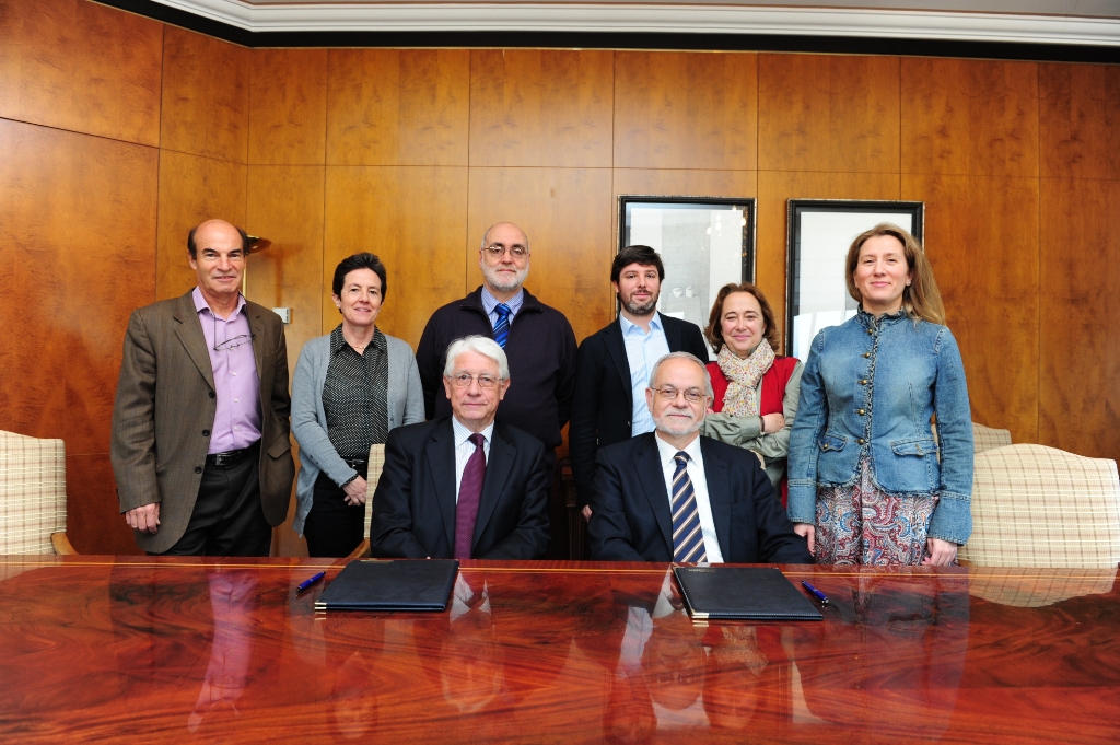 Los equipos de Fundación Entreculturas y Fundación Telefónica tras la firma del convenio.