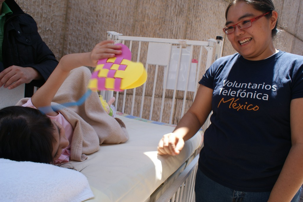 Los Voluntarios Telefónica recibieron formación por parte de Fundación Barrilito para desarrollar actividades de arterapia