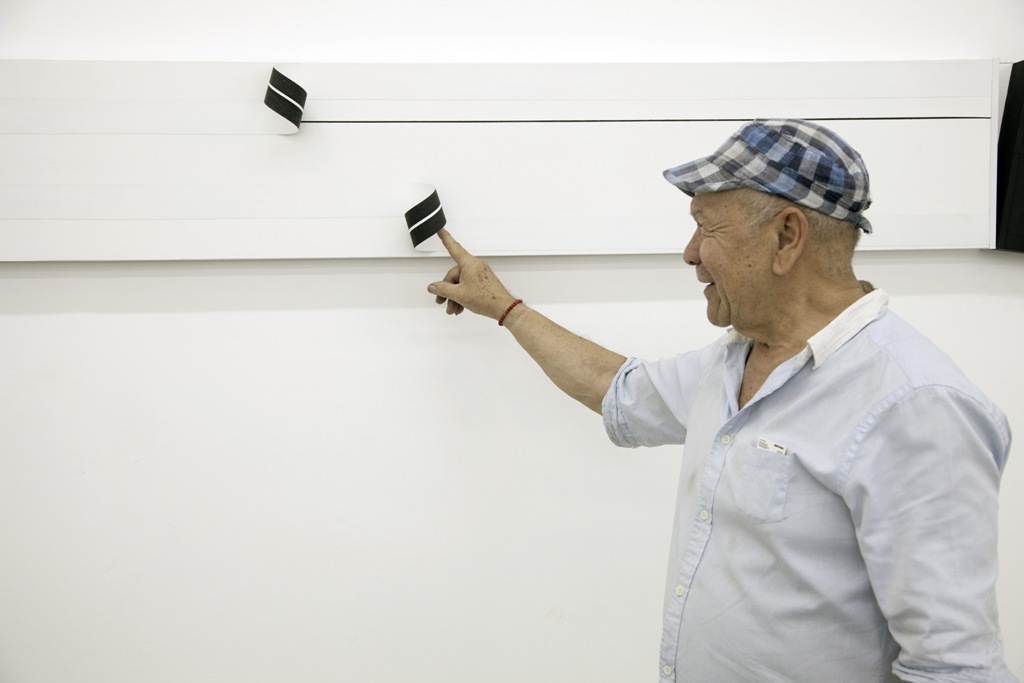 La exposición, que cuenta con el apoyo de la Fundación Telefónica, incluye aparatos electromecánicos, cajas manipulables, piezas magnéticas y videos, los cuales emplean distintos tipos de soporte que van desde el papel hasta proyecciones sobre las paredes de la sala.