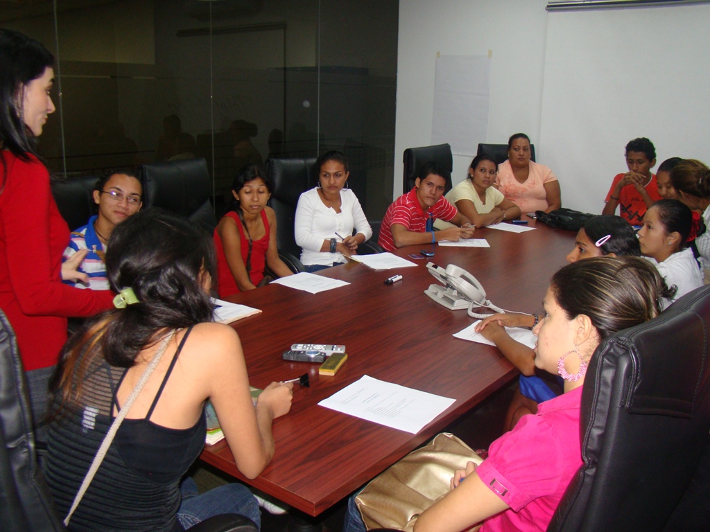 Desde el 22 de marzo, y durante cuatro meses, jóvenes del programa recibirán los conceptos teóricos y prácticos claves para alimentar un espíritu emprendedor, innovar y desarrollar un negocio propio.