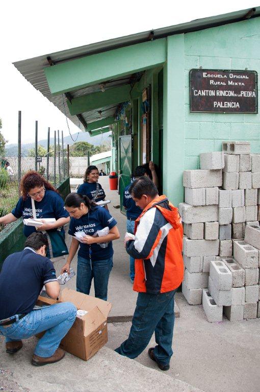 Los Voluntarios se reparten los materiales.