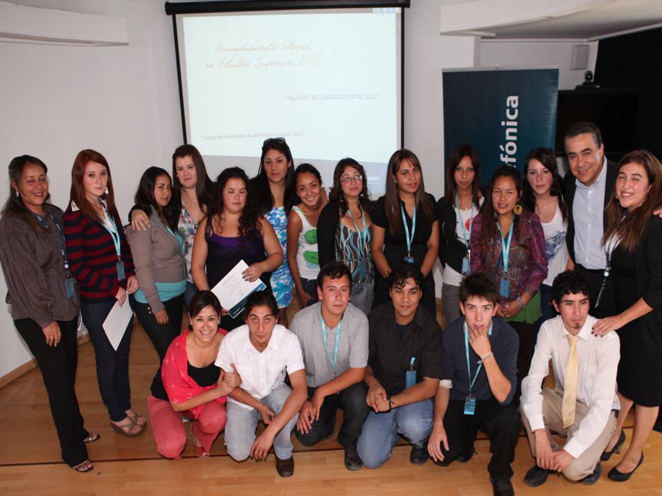 18 Jóvenes Fundación Telefónica reciben en Chile becas académicas para el curso 2012