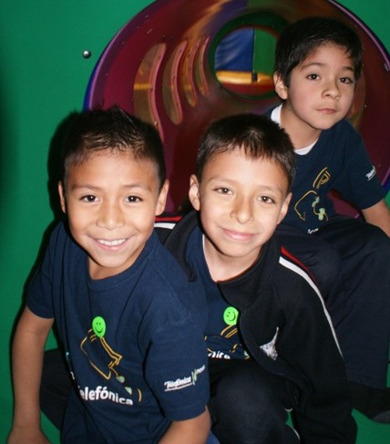 Con motivo de la celebración del Día del Niño, Fundación Telefónica, con el apoyo de los Voluntarios, realizó un evento en beneficio de 250 niños y niñas de tercer año de primaria.