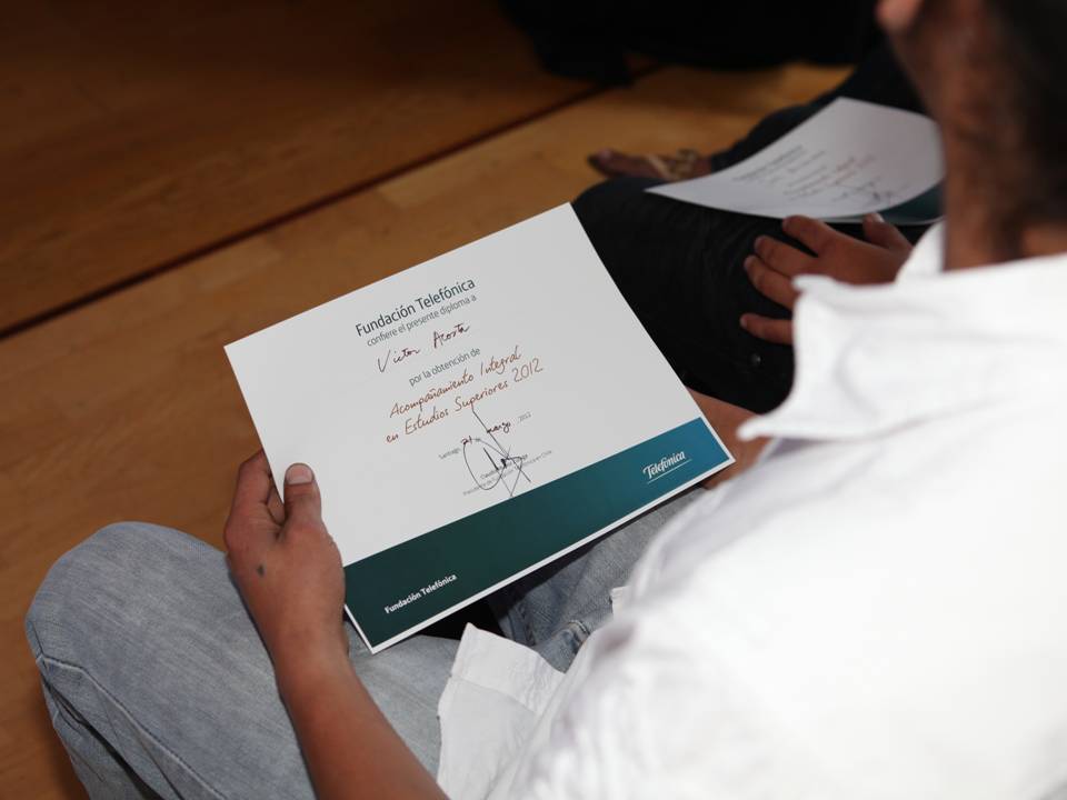 Cinco jóvenes más recibieron un diploma, en representación de los otros integrantes del programa Jóvenes Fundación Telefónica que se han beneficiado, y que seguirán haciéndolo, con cursos, talleres y apoyo para emprender, estudiar y estar en red.