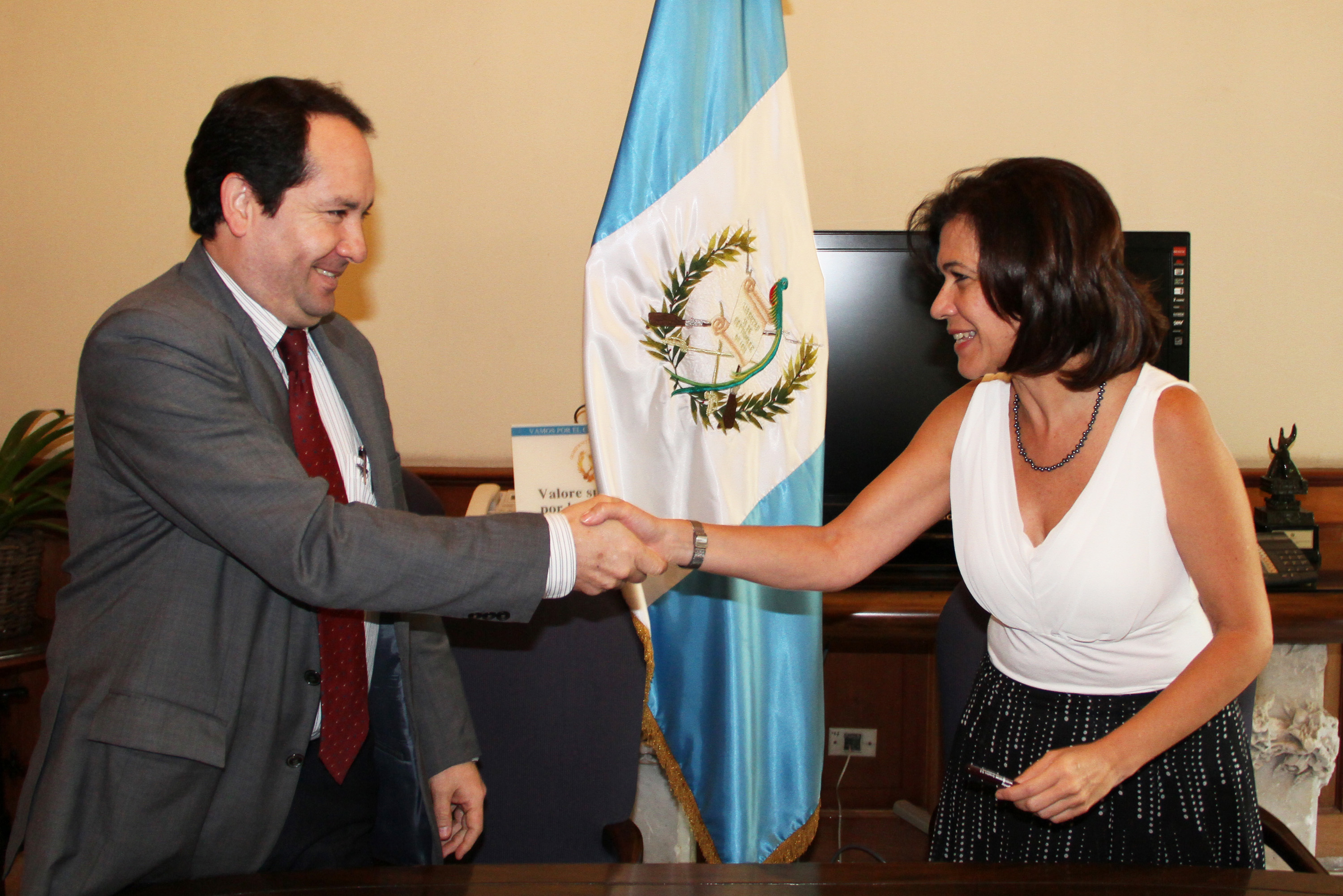 Osman Rodríguez, CEO Telefónica Centroamérica y Cynthia del Águila, Ministra de Educación de Guatemala.