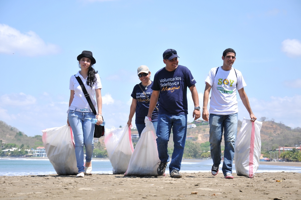 Durante toda una mañana, más de 130 personas entre Voluntarios Telefónica, estudiantes de la Universidad Americana, Universidad de Ciencias Comerciales y del Centro Juvenil Don Bosco, recogieron desechos sólidos que son arrastrados por la corriente y representan un peligro para las especies marinas.