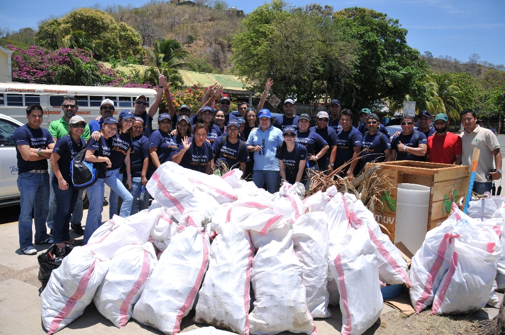 Los Voluntarios Telefónica, acompañados por otras instituciones, realizaron después de Semana Santa una jornada de limpieza de la bahía de San Juan del Sur.