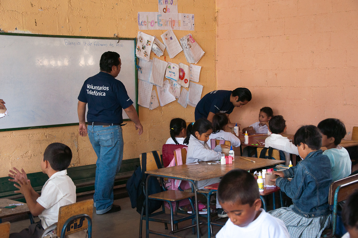 El trabajo en equipo de los Voluntarios fue elemental para que los niños entendieran las instrucciones.