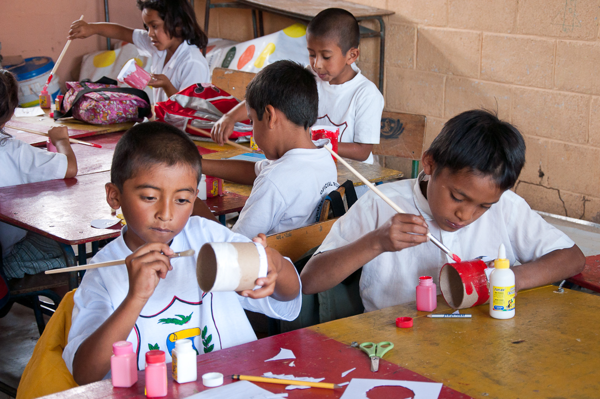 Los niños pintan su porta lápiz