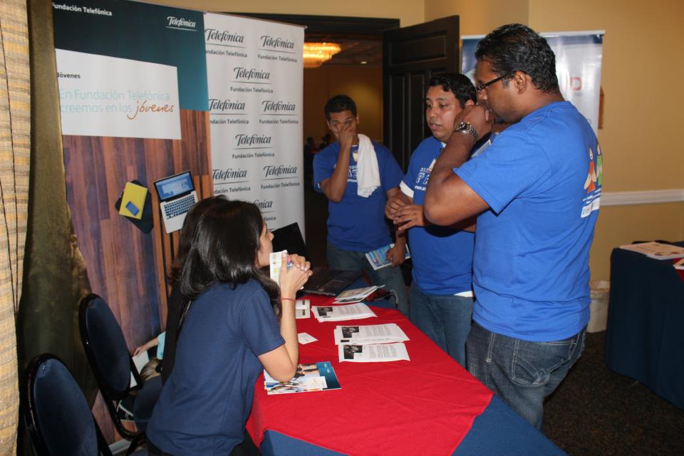 Stand de Fundación Telefónica en el II Foro Nacional de la Juventud del proyecto Armando Paz