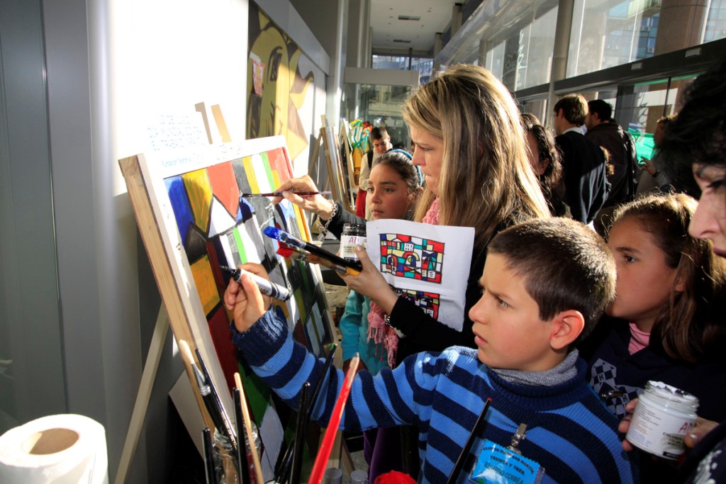 Las obras fueron realizadas por grupos de niños y jóvenes, exponiéndose en el hall de entrada de la Torre Ejecutiva, que fue inaugurado como espacio de muestras artísticas.