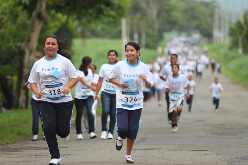 El evento contó con la participación de más de 500 niños y niñas atendidos por Proniño, quienes corrieron 3 kilómetros para sensibilizar sobre la necesidad de contribuir a erradicar el trabajo infantil.