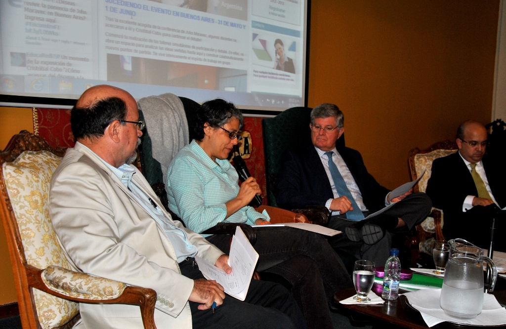 El panel de expertos compuesto por los especialistas: Mariano Herrera, Josefina Bruni Celli y Guillermo Rodríguez Matos.