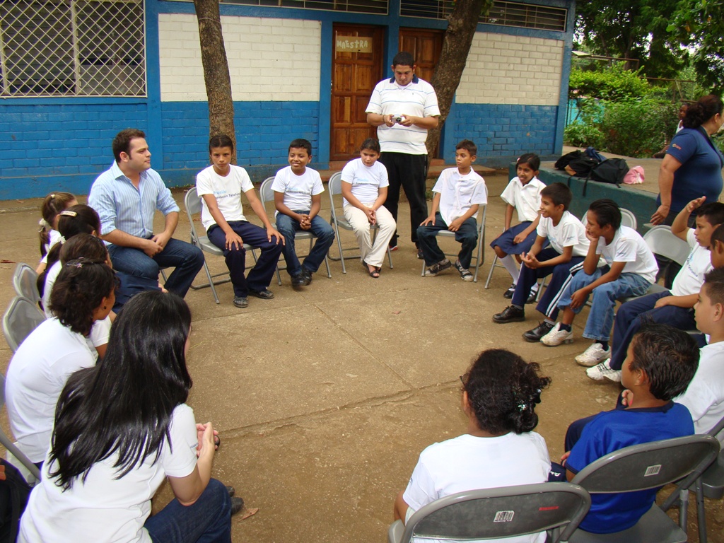Vive Fundación Telefónica es un programa donde participan artistas, académicos o personalidades públicas para conocer de cerca al programa Proniño.