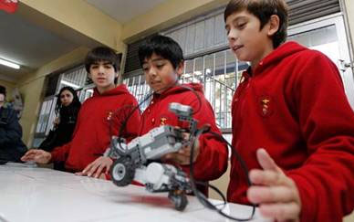 Salas hiperconectadas, controles de acceso con seguridad biométrica y registro de asistencia que avisa a los padres del día a día de sus hijos, son sólo algunas de las nuevas herramientas tecnológicas que utilizan los alumnos y profesores del Colegio IDOP.