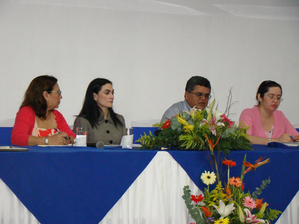 En la foto aparecen, de izquierda a derecha: Sonia Sevulla de la OIT, Catalina Chávez, experta en Responsabilidad Corporativa de Telefónica Movistar; Guillermo López, director de Educación Primaria del Ministerio de Educación y Mónica Genet, directora de Tecnología Educativa.