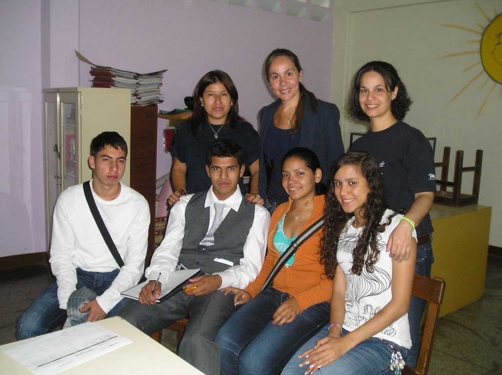 La campaña “Seguimos Juntos”, dirigida a estudiantes próximos a culminar el bachillerato beneficiarios de Proniño, busca dar a conocer lo que les ofrece la Red Internacional de Jóvenes Fundación Telefónica, una vez graduados.