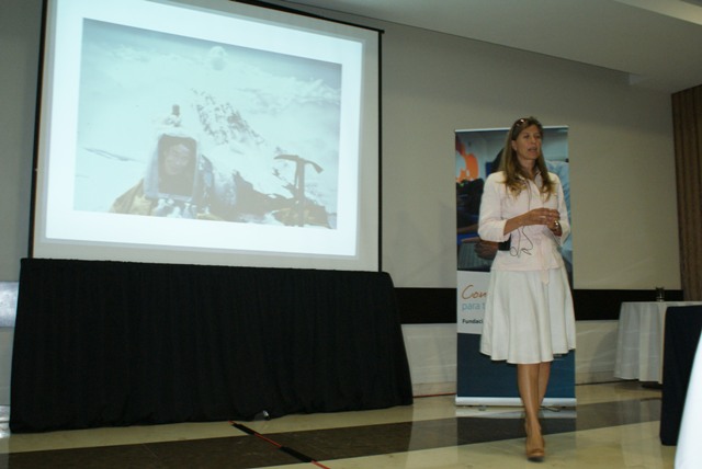 Este primer encuentro reunió a 50 figuras educativas, a quienes se les ofreció una plática motivacional a cargo de la alpinista Karla Wheelock, la primera mujer latinoamericana en escalar el Everest.