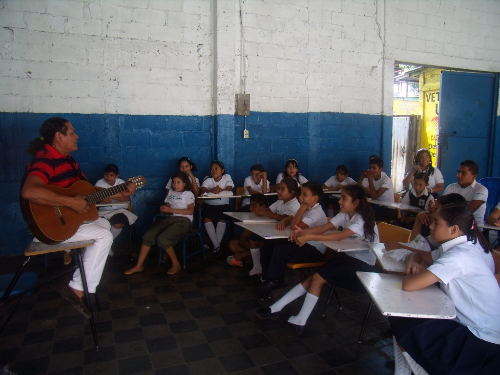 Mario Montenegro convivió con estudiantes de la Escuela Pan y Amor y conoció detalles de las acciones que Fundación Telefónica impulsa en Nicaragua para erradicar el trabajo infantil.