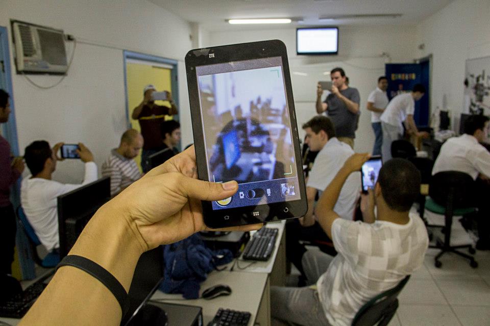 Jóvenes Fundación Telefónica brasileños desarrollan aplicaciones para terminales móviles y tabletas digitales.