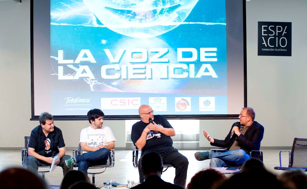 El grupo Aviador Dro homenajea a la ciencia en una jornada pop y divulgativa celebrada en el Espacio Fundación Telefónica y el Real Jardín Botánico, CSIC.