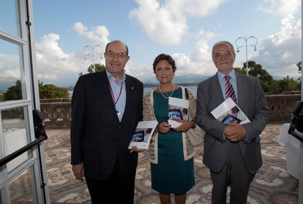 De izquierda a derecha, Salvador Ordóñez, rector de la UIMP; Mª Pilar Diezhandino, coordinadora del volumen y Javier Nadal, vicepresidente ejecutivo de Fundación Telefónica. 