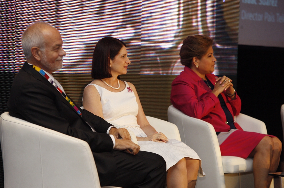 De izquierda a derecha, Javier Nadal, vicepresidente ejecutivo de Fundación Telefónica; Marta Linares de Martinelli, Primera Dama de Panamá y presidenta del Comité para la Erradicación del trabajo infantil y protección del adolescente trabajador (CETIPPAT); Alma Cortés, ministra de Trabajo de Panamá.
