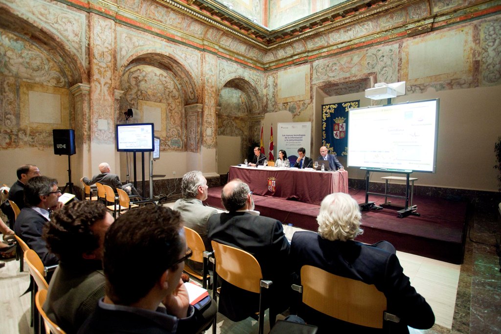 En el seminario también participaron, por parte de Fundación Telefónica, Javier González Casado, gerente de Gestión del Conocimiento y Susana Torrubiano, jefa de proyectos.