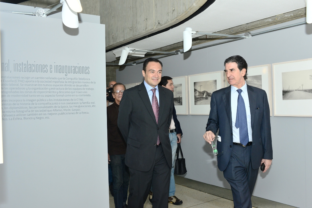 Douglas Ochoa y Francisco Serrano durante su visita a la exposición. 