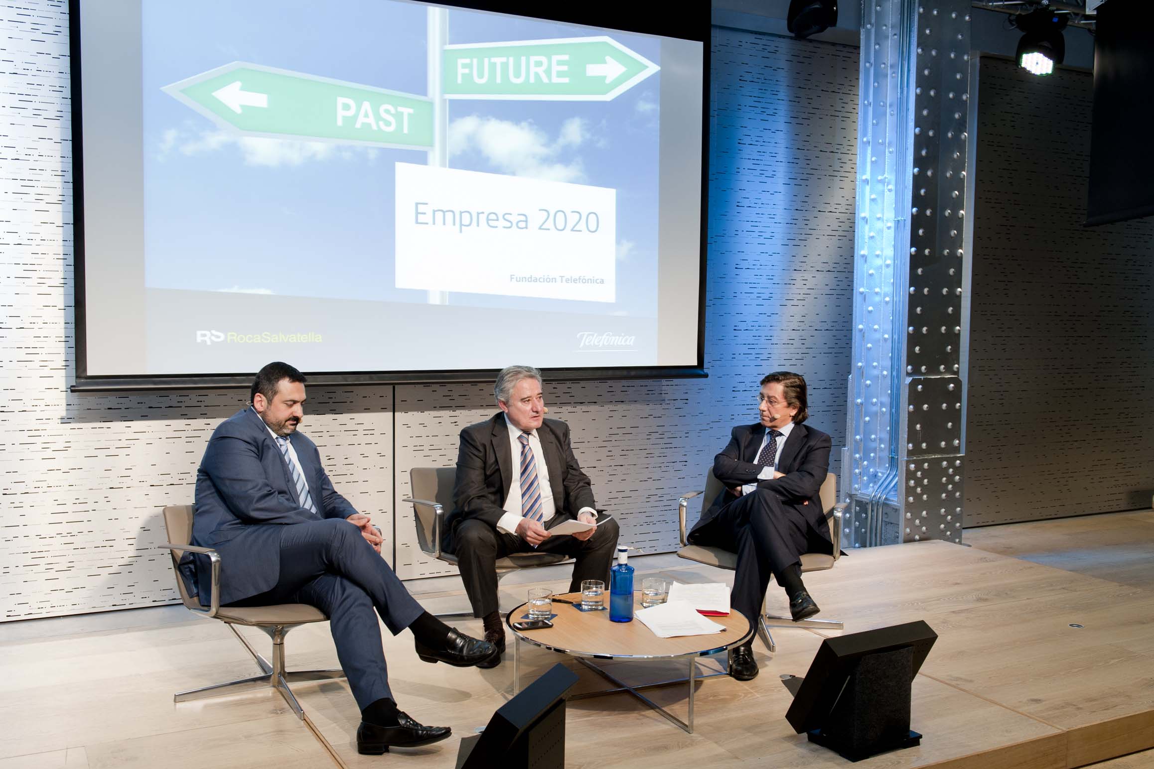 A la ponencia de Genís Roca le siguió una mesa redonda, moderada por el periodista Felix Madero, con el director General de Imagen Corporativa y Marketing Global de Acciona, Pío Cabanillas, y el CEO de Vueling, Alex Cruz.