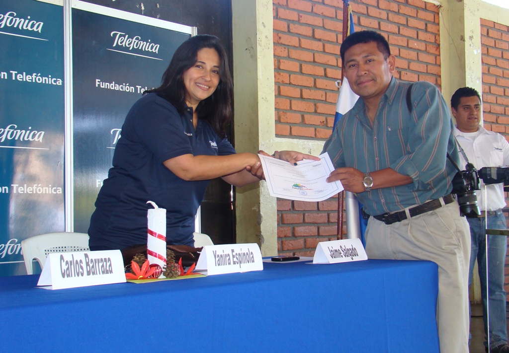 Yanira Espínola, responsable de los programas de Fundación Telefónica en El Salvador, fue la encargada de entregar los diplomas.
