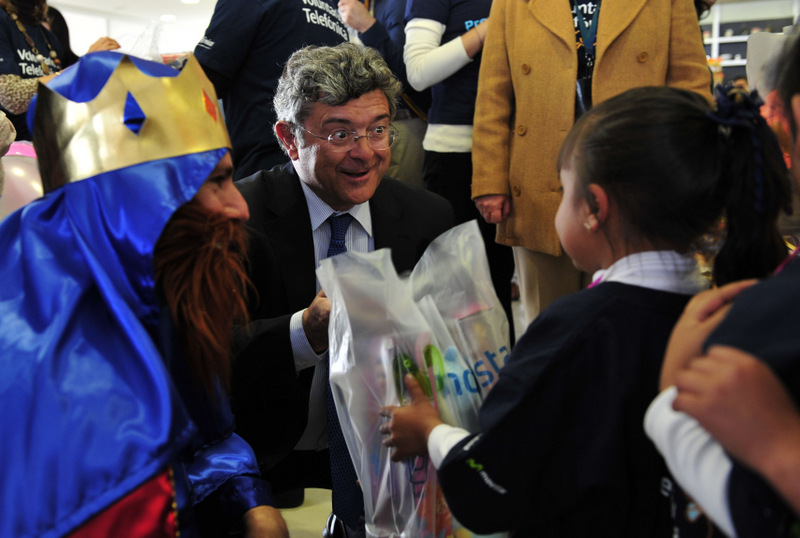 Apoyados por los Voluntarios Telefónica, los tres Reyes Magos entregaron juguetes en el Distrito Federal, en un evento que contó con la presencia del presidente de Telefónica Latinoamérica, Santiago Fernández Valbuena.