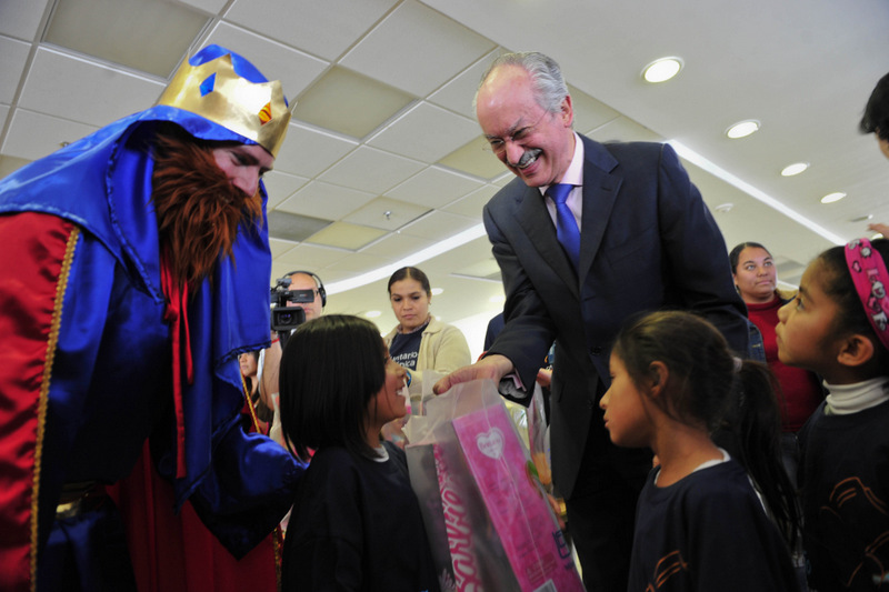 Francisco Gil Díaz, presidente de Telefónica México, durante el reparto de los regalos.