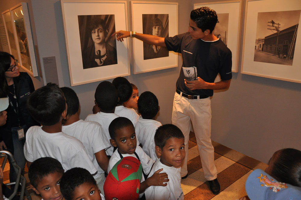 La exposición recoge 69 en fotografías realizadas en blanco y negro los inicios de la telefonía en la España de los años 1920.