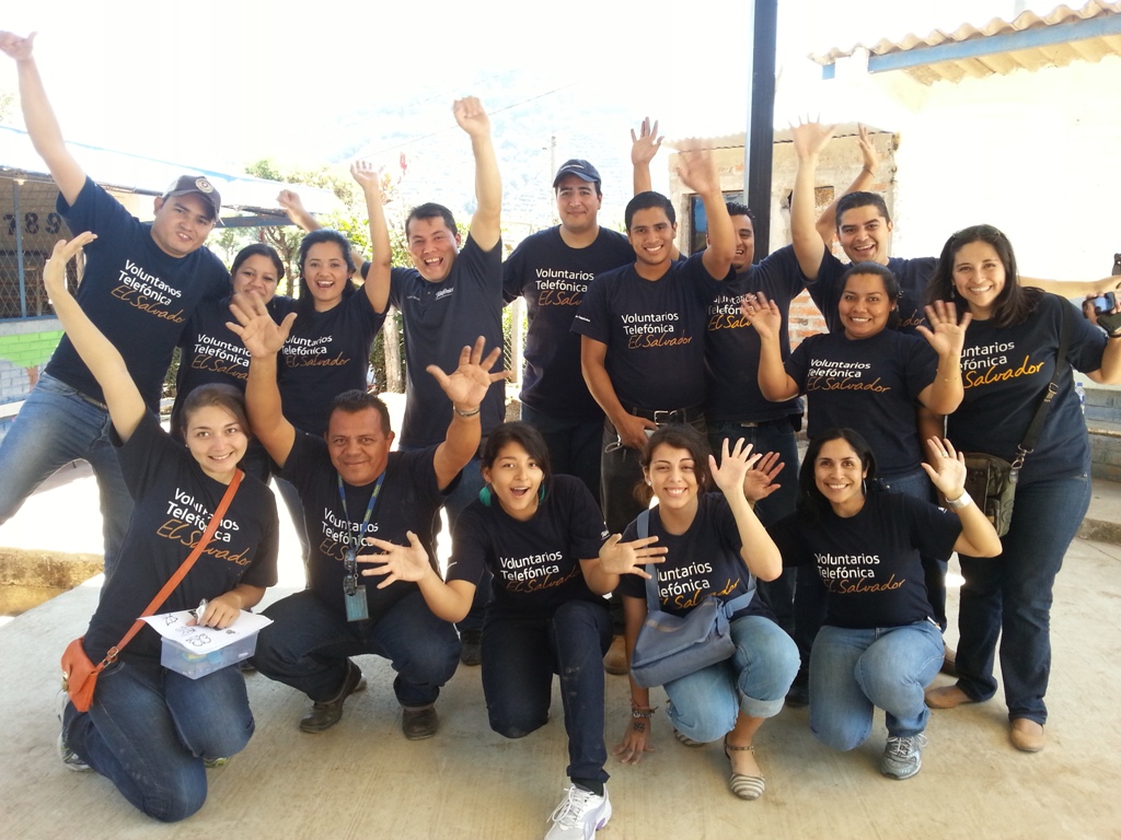 Las aportaciones de nuestros voluntarios han permitido instalar un techo en el patio de la escuela y se reparar el piso de la zona del patio que se utiliza para reuniones, eventos y juegos.