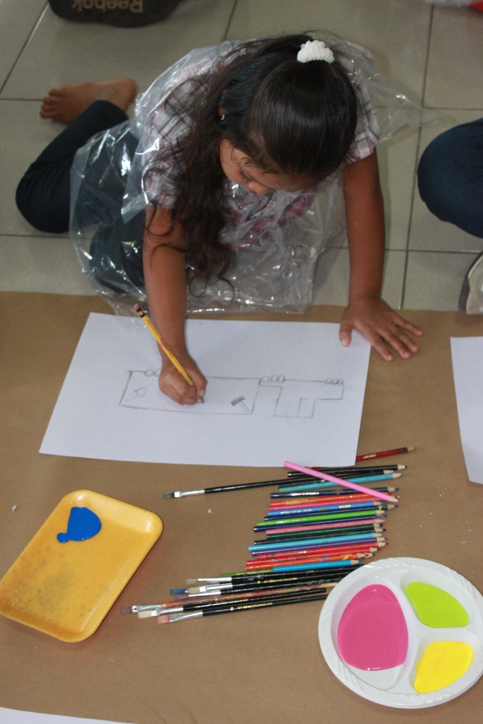 Los beneficiarios de Fundación Telefónica disfrutaron en un taller de creatividad y pintura, previo a la elaboración de las obras concursantes. 
