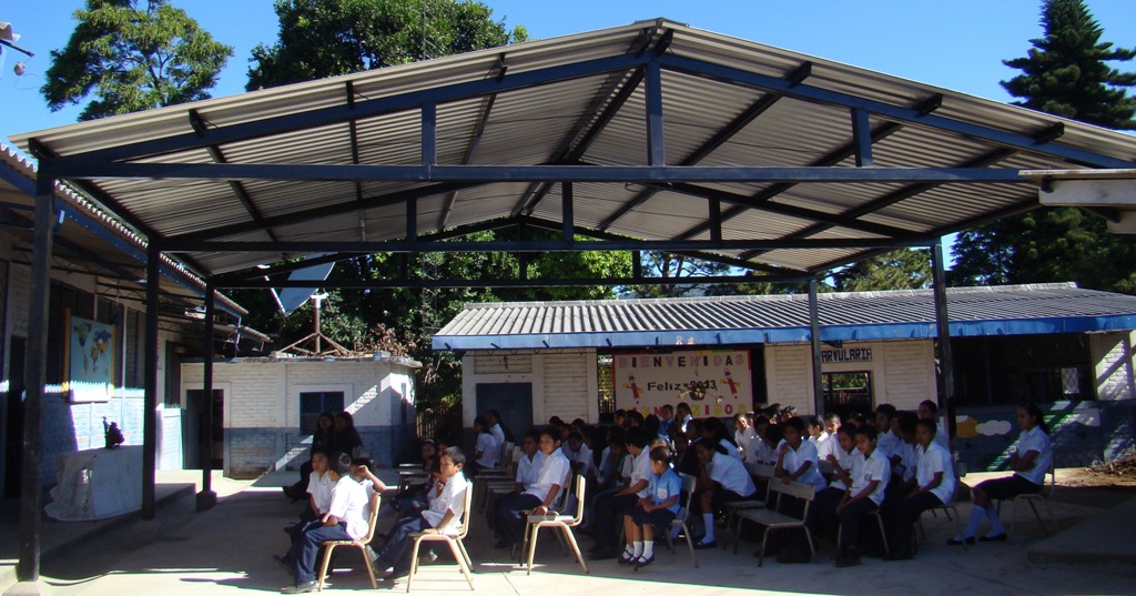La escuela cuenta actualmente con cinco aulas y en ellas se imparten clases desde nivel parvularia hasta noveno grado.