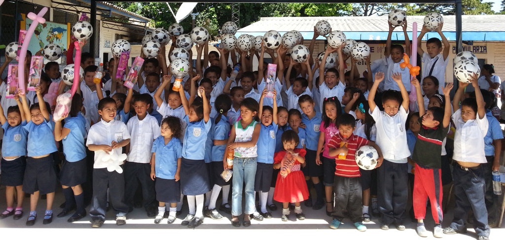 Los niños y niñas de Shucititan (El Salvador) ya tienen su escuela reparada gracias a Voluntarios Telefónica.